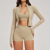 Ensemble 3 pièces confortable pour femme : soutien-gorge de sport à col en V, veste de yoga à manches longues et col montant, et short uni à séchage rapide avec effet push-up