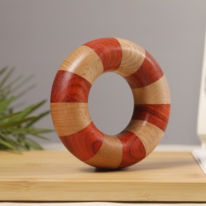 Chuangmu Ornement de bain en bois de palissandre rouge et hêtre écologique, sculpté au laser, motif mignon et apaisant, pour l'été, modèle homme - Product Image 2