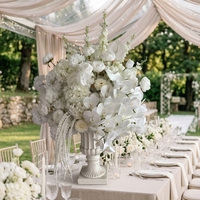 EG-N07 Boule florale blanche avec orchidée papillon, Phalaenopsis blanche et rose pour la décoration d'allées, de chemins et de tables