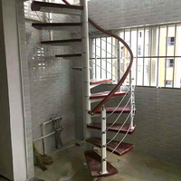 Escalier en colimaçon pour appartement au design moderne personnalisé, structure en acier blanc et noir durable avec marches en bois, garde-corps en barres d'acier