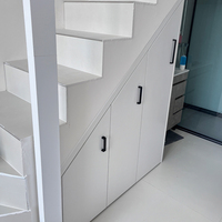 Armoire de rangement pour escalier en bois massif à échelle entière Placard intégré sous les escaliers Conçu pour l'espace sous les escaliers