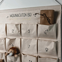Personalisierter, umweltfreundlicher, handgefertigter Wandbehang mit Siebdruck-Weihnachtsdekor-Design, rot-weißer Woll-Adventskalender für