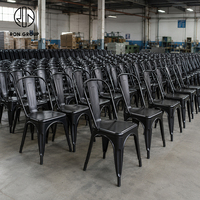 Ensemble de table carrée en bois durable et chaises industrielles en métal avec banquette rembourrée pour restaurant Ron Group - Mobilier commercial
