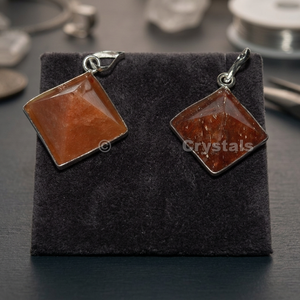 Colgante Piramidal de Ágata Amarilla con Tres Piedras - Estilo Clásico |   Colgante Unisex con Piedras Preciosas a Bajo Precio - Product Image 3