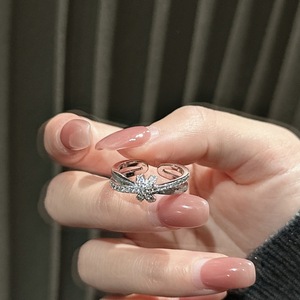 Bague en argent pur S925 nouée, design vintage de luxe, design de niche, simple, tendance, micro-incrustée de moissanite - Product Image 4