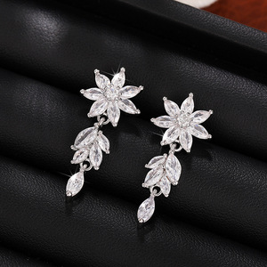 Boucles d'oreilles pendantes en forme de flocon de neige pour femmes, bijoux romantiques et élégants à la mode - Product Image 1