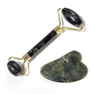 Ensemble rouleau de jade vert de Xiuyan et pierre Gua Sha pour le visage - Product Image 3