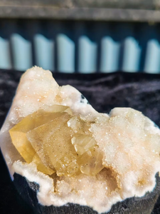 Calcita Amarilla Natural Premium con Racimo de Cristales de Calcedonia Rosa, Espécimen Mineral, Piedra Curativa Coleccionable - Product Image 4