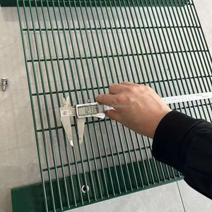 Malla de Alambre Soldada Galvanizada Anti-escalada para Cercas Agrícolas con Tejido Plano y Superficie con Recubrimiento en Polvo - Product Image 1