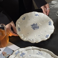 Set d'assiettes baroques en céramique florale bleue européenne avec motif en dentelle gaufrée Set d'assiettes vintage pour mariage