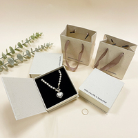Boîte à bijoux personnalisée de luxe écologique recyclable en carton rigide carré avec fermeture magnétique portable pour collier, boucles d'oreilles, bracelet
