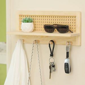Scaffale portaoggetti a due livelli in legno massello e rattan in stile giapponese con gancio da parete intrecciato per chiavi, giornali e riviste, ideale per dormitorio - Product Image 1