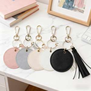 Porte-clés en cuir PU avec logo personnalisé et pompon – Charme de sac tendance pour femme et porte-clés minimaliste pour usage quotidien féminin - Product Image 2