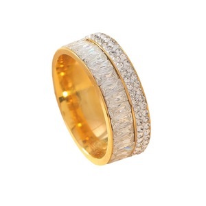 Anillo de Acero Inoxidable Chapado en Oro PVD al por Mayor |   Zirconia Rectangular de Lujo con Corte Rectangular, Completamente Pavimentada, Resistente al Agua e Hipoalergénica - Product Image 4