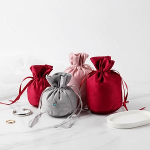 Sacs cadeaux en velours rouge et noir recyclables avec logo personnalisé, cordon de serrage, pochettes élégantes pour bijoux, pour le rangement des accessoires - Product Image 1
