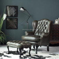 Fauteuil d'appoint rétro vintage en cuir à dossier haut capitonné avec pieds en bois pour hôtel et bar
