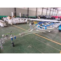 Remorque pour bateau en aluminium avec lit coulissant, essieu tandem et freins hydrauliques, châssis entièrement en aluminium