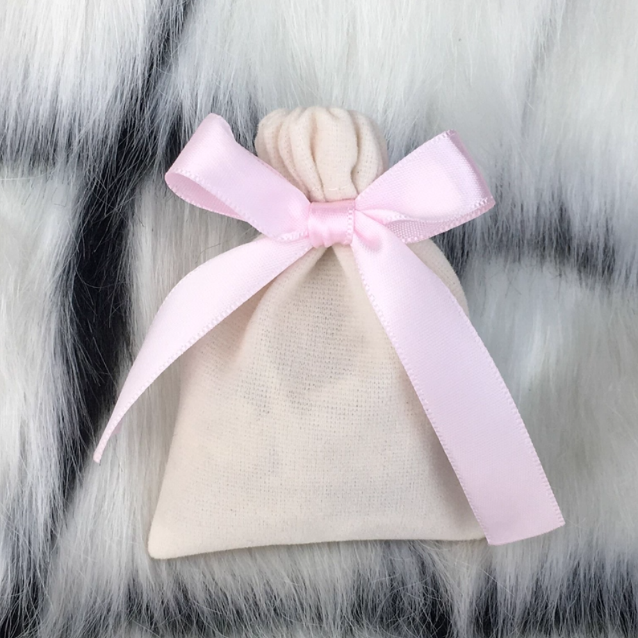 Sac beige avec ruban rose clair
