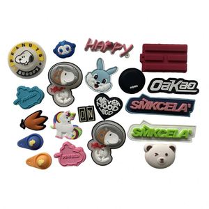 Écusson personnalisé en caoutchouc souple 3D, petit patch en PVC silicone gaufré, motif dessin animé, lettre, logo pour vêtements et chapeaux - Product Image 1