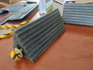 Usine En Gros Durable Jaune Noir <span class=keywords><strong>Bloc</strong></span> De Transport <span class=keywords><strong>Remorque</strong></span> En Caoutchouc Avion Camion Titulaire <span class=keywords><strong>Moto</strong></span> Cale De <span class=keywords><strong>Roue</strong></span> Avertissement Cale - Product Image 6