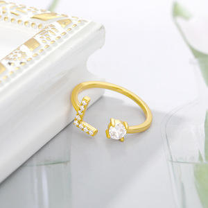 Anillo abierto de circón con alfabeto apilable ajustable | Joyería minimalista hipoalergénica de acero inoxidable para mujer - Product Image 4