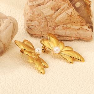 ต่างหูแฟชั่นชุบทอง 18K สแตนเลสสตีลประดับมุก รูปใบไม้และปีก สำหรับผู้หญิง ป้องกันการแพ้ - Product Image 3
