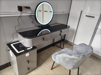 Coiffeuse moderne pliable en chêne massif avec miroir éclairé, surface en verre, station de charge sans fil et quincaillerie en acier inoxydable