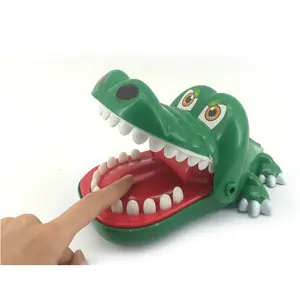 鳄鱼牙齿咬手指塑料教育勇气鳄鱼玩具的孩子