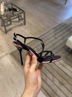 Sandales élégantes en satin noir à talons aiguilles pour femmes avec brides croisées à la cheville et bout ouvert