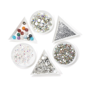 Plateau à bijoux triangulaire en plastique blanc avec rangement pour strass, pour présentation de nail art et de perles, formes rondes et triangulaires - Product Image 2