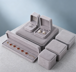 Coffret à bijoux haut de gamme fait main avec tissu en velours gris clair, base rigide, fermeture magnétique, boîte à bagues carrée - Product Image 2