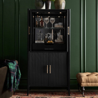 Gerippter schwarzer Weinschrank mit goldenen Griffen, hoher gerippter Sideboard-Buffet-Konsolenschrank mit Doppeltüren für Esszimmer und Hausbar