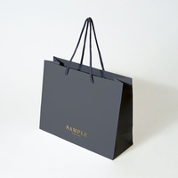 Sac en papier laminé grand format personnalisé de luxe avec poignée en coton et finition mate gaufrée