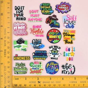 Abalorios personalizados para zapatos con <span class=keywords><strong>citas</strong></span> inspiradoras, pines estéticos para el cuidado personal, accesorios de insignia motivacionales al por mayor - Product Image 3