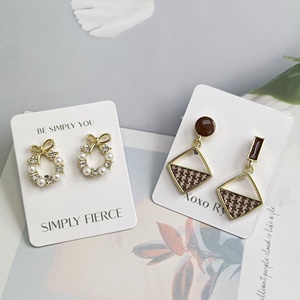 Stampa del logo della carta del supporto dell'esposizione dell'orecchino di carta bianca ecologica personalizzata per le carte di visualizzazione dell'imballaggio del perno dell'orecchio dei gioielli con il foro - Product Image 1