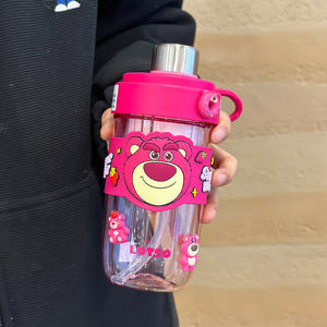 Vaso de plástico de dibujos animados de Sanrio Strawberry Bear de 690 ml con pajita para estudiantes - Product Image 2