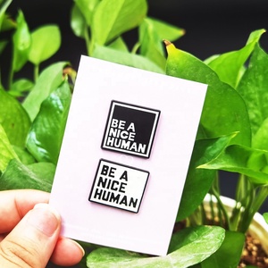 Hochwertige metallische Anstecknadel mit Schmetterlings kupplung und Backing Card Revers Abzeichen Fabrik preis Benutzer definierte harte Emaille Pin - Product Image 4