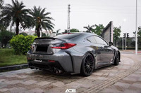 Kit carrosserie en fibre de carbone pour Lexus RCF, comprenant un diffuseur avant, un spoiler, des jupes latérales et un capot.