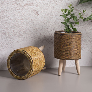 Maceta de Ratán con Patas de Madera, Macetero de Interior para Plantas, Tejido a Mano, Estilo Rústico, para Decoración del Hogar, Oficina u Hotel - Product Image 1