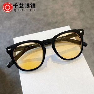 Gafas de Sol para Mujer C2 20100, Montura de PC, Lentes con Protección UV400, Remaches Cuadrados, Color Rojo, Estilo Urbano, Diseño Moderno - Product Image 4