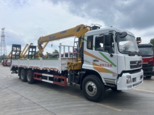 Camion de <span class=keywords><strong>transport</strong></span> à plateau plat avec <span class=keywords><strong>grue</strong></span> montée sur camion 6x4 12 tonnes CLW avec rampes de chargement pour excavatrice - Product Image 2