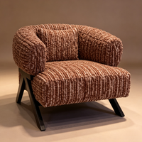 Fauteuil d'appoint moderne en tissu texturé plissé vertical couleur caramel, avec accoudoir enveloppant tout-en-un, housse amovible et lavable, finition noir mat incliné