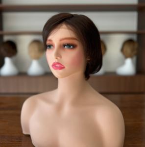 <span class=keywords><strong>Perruque</strong></span> médicale en cheveux naturels non traités, entièrement nouée à la main, avec dessus en soie doux et lisse et devant en dentelle - Product Image 1