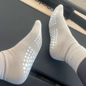 Meias Antiderrapantes de Algodão Macio com Logo Personalizado Meias para Yoga e Pilates sem Limite de Quantidade - Product Image 1