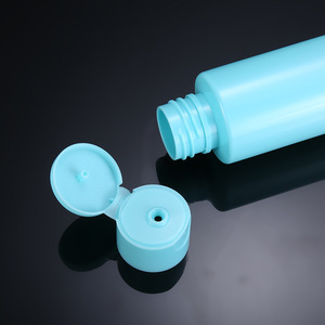 Flacon de voyage en plastique bleu 80 ml avec bouchon à clapet pour usage cosmétique visage - Product Image 1