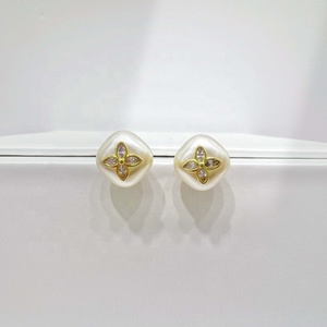 Boucles d'oreilles clous rondes vintage en laiton, cuivre, perle, émail, zircon, plaqué or, style coréen, motif œil unique, pour femme, prix de gros - Product Image 3
