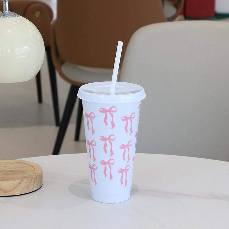 Tasse blanche avec noeud rose