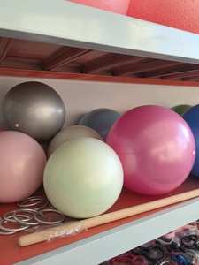 ลูกบอลโยคะ PVC ขนาดเล็ก 20 ซม. สีน้ำตาล ลูกบอลโยคะขนาดเล็กสีเบจ ลูกบอลพิลาทิสแบบกำหนดเองได้ พร้อมโลโก้แบบกำหนดเอง ขนาด 25 ซม. อุปกรณ์พิลาทิสแบบด้าน - Product Image 5
