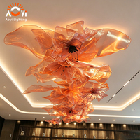 Lustre en forme de fleur géante en tissu maillé, pampille en organza translucide orange, suspension florale en grappe