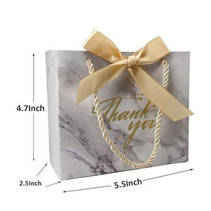 <span class=keywords><strong>Sac</strong></span> en papier <span class=keywords><strong>de</strong></span> <span class=keywords><strong>luxe</strong></span> personnalisé et recyclable avec poignée longue et nœud pour Noël et le <span class=keywords><strong>Black</strong></span> <span class=keywords><strong>Friday</strong></span> – Vente en gros - Product Image 1